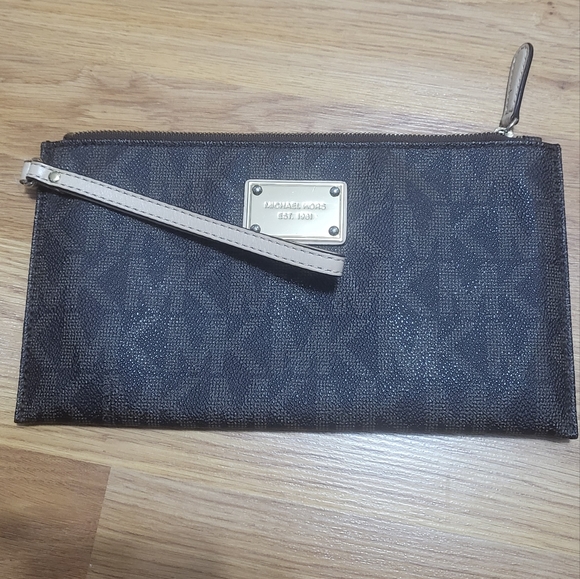Michael Kors Wristlet - Picture 1 of 4